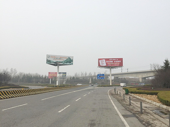 京沪高铁京沪高速泰安西出口，三面广告牌，6米x18米x3面
